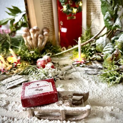 Nissens Lækre Pebernødder – Miniature Æske til Nissedøren