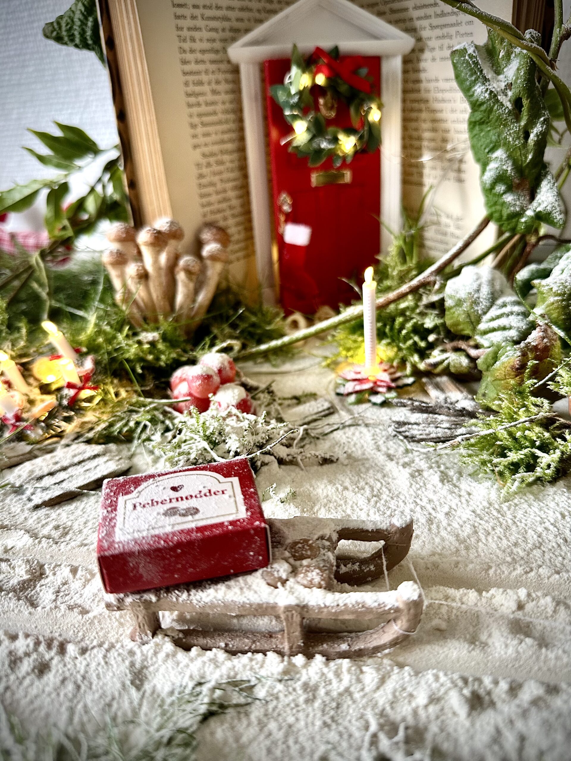 Nissens Lækre Pebernødder – Miniature Æske til Nissedøren