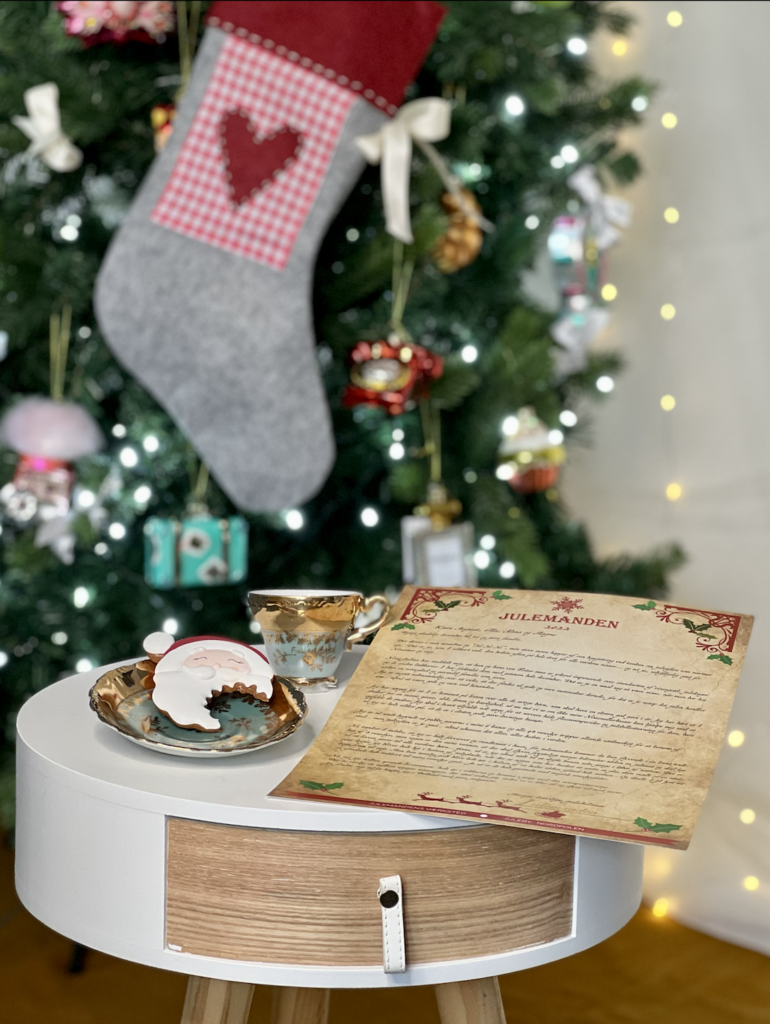 Børnene sætter mælk og cookie frem til julemanden