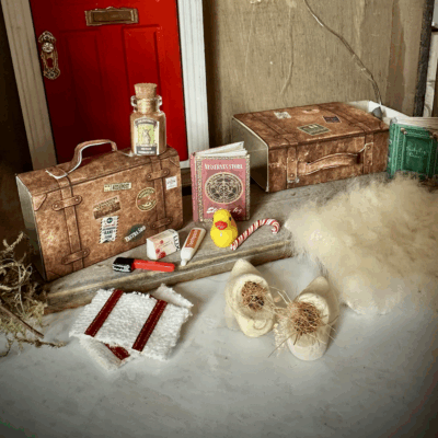 Nissens rejsekuffert, sæt med miniature tilbehør til nissedør. Perfekt til nissedrilleri og magiske decembertraditioner.
