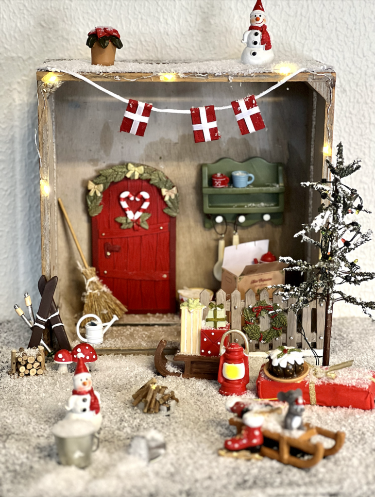 Miniature univers med nissedøre, møbler, interiør, legetøj, værktøj, badeværelse, musik og køkkenting – alt til nissens magiske verden