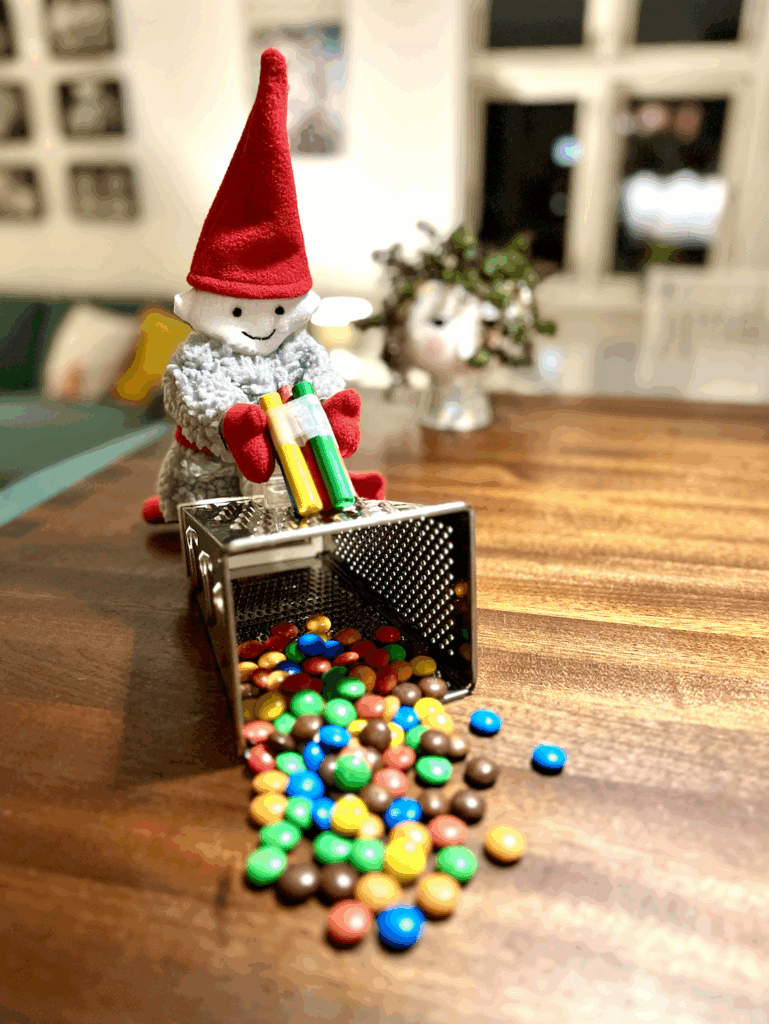 Nisse med farvekridt har brugt et rivejern til at forvandle kridtet til farverigt slik, som en del af nissedrillerier og nisseleg