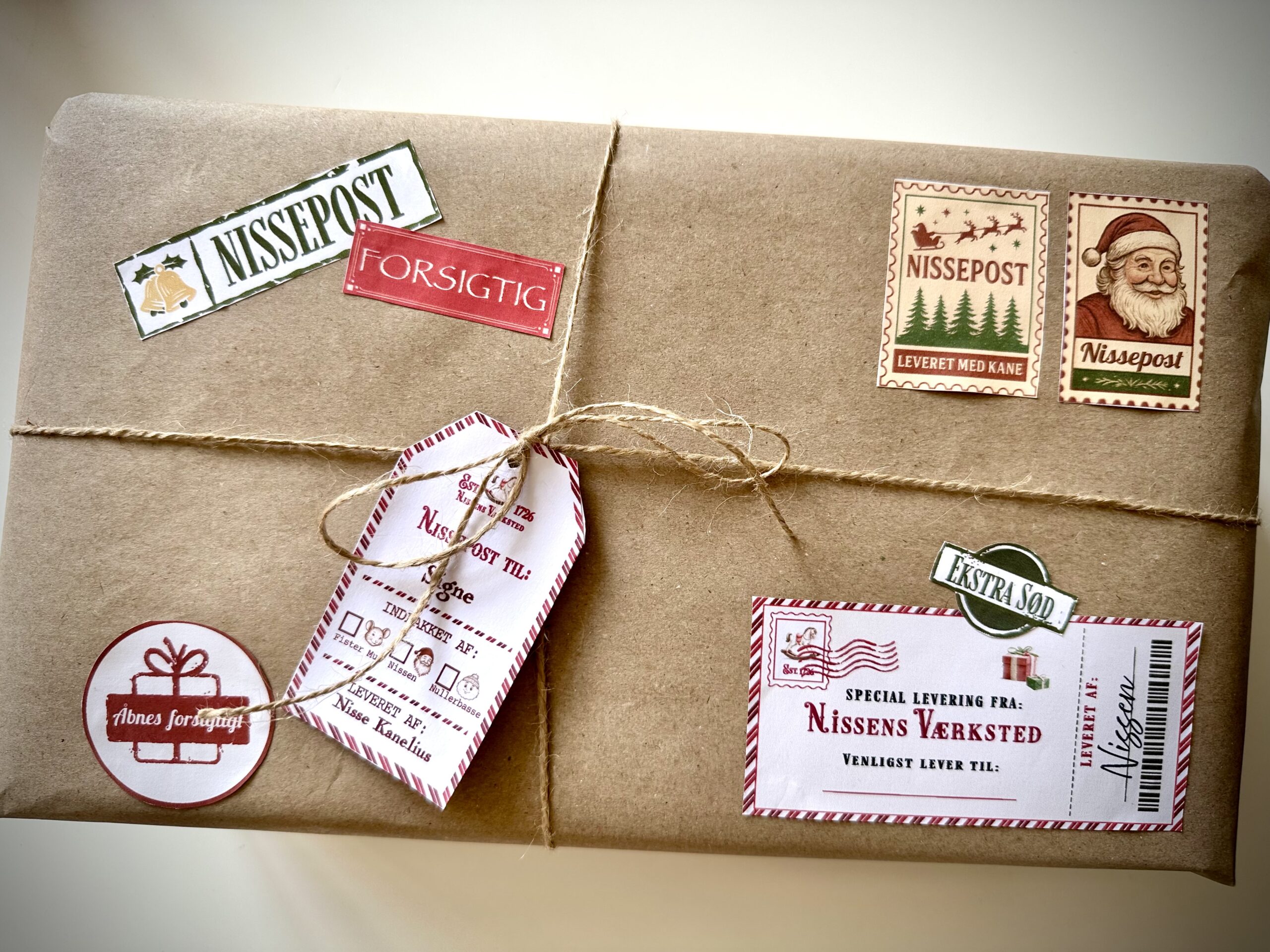 Detalje af print selv pakkemærkater fra Nordpolen med juleklistermærker til gaver._11