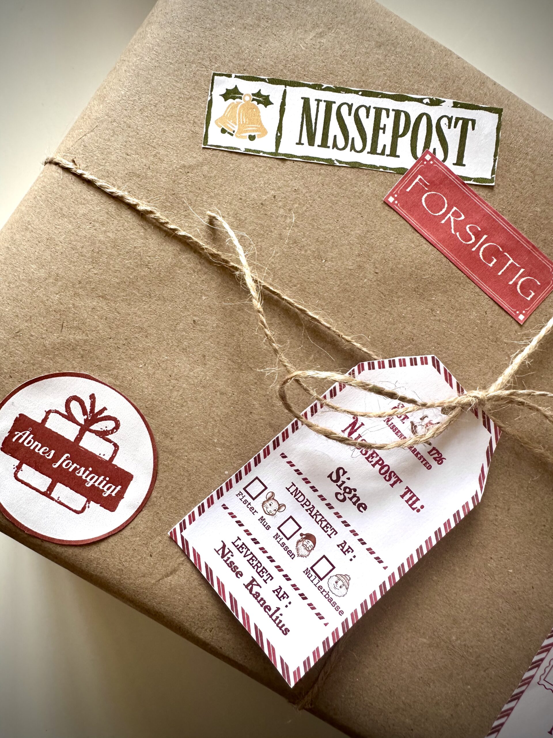 Detalje af print selv pakkemærkater fra Nordpolen med juleklistermærker til gaver._9