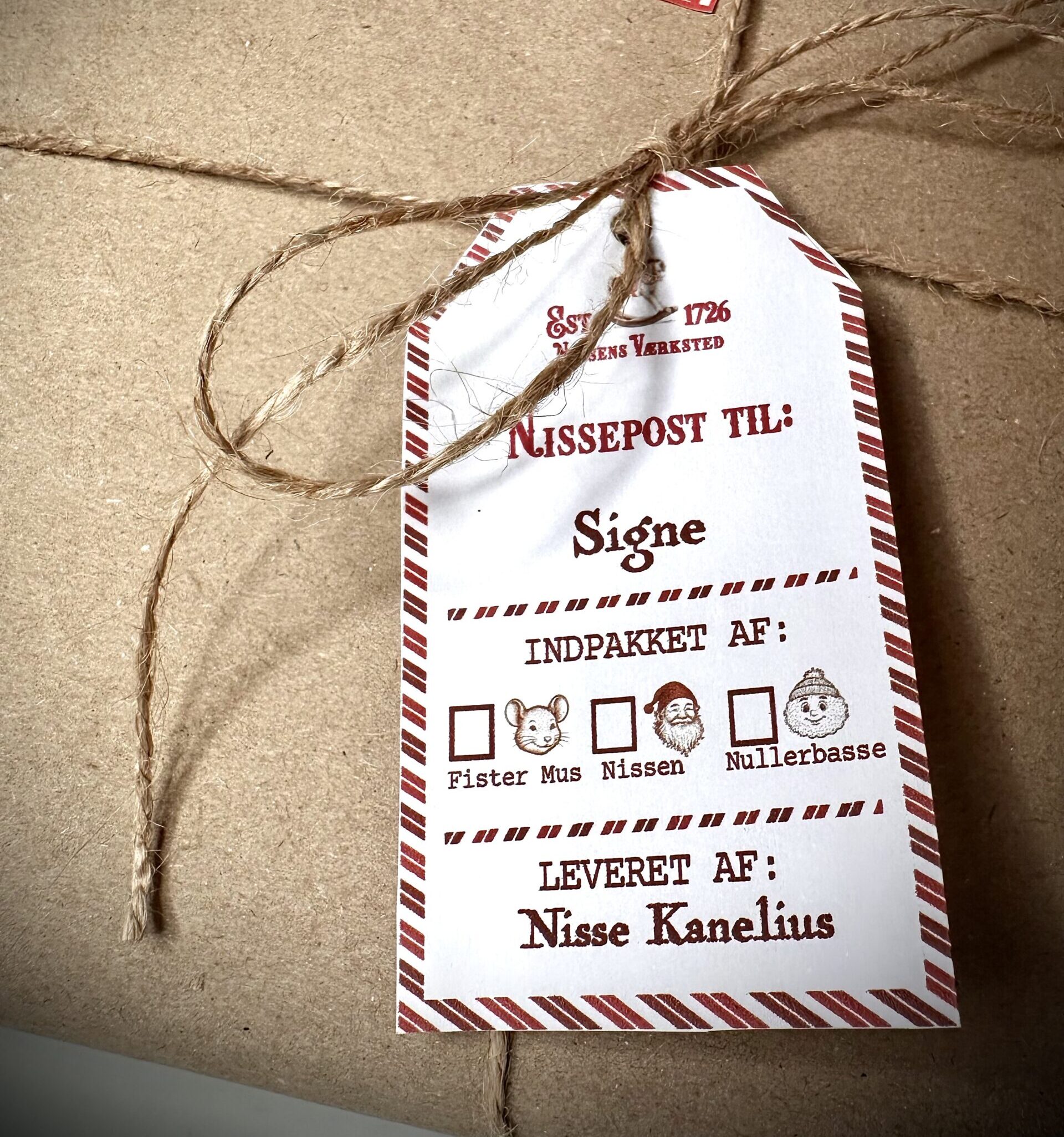 Print selv til-og-fra kort fra nissen – personlige gavemærker til adventsgaver, kalendergaver og hyggeligt nissedrilleri.