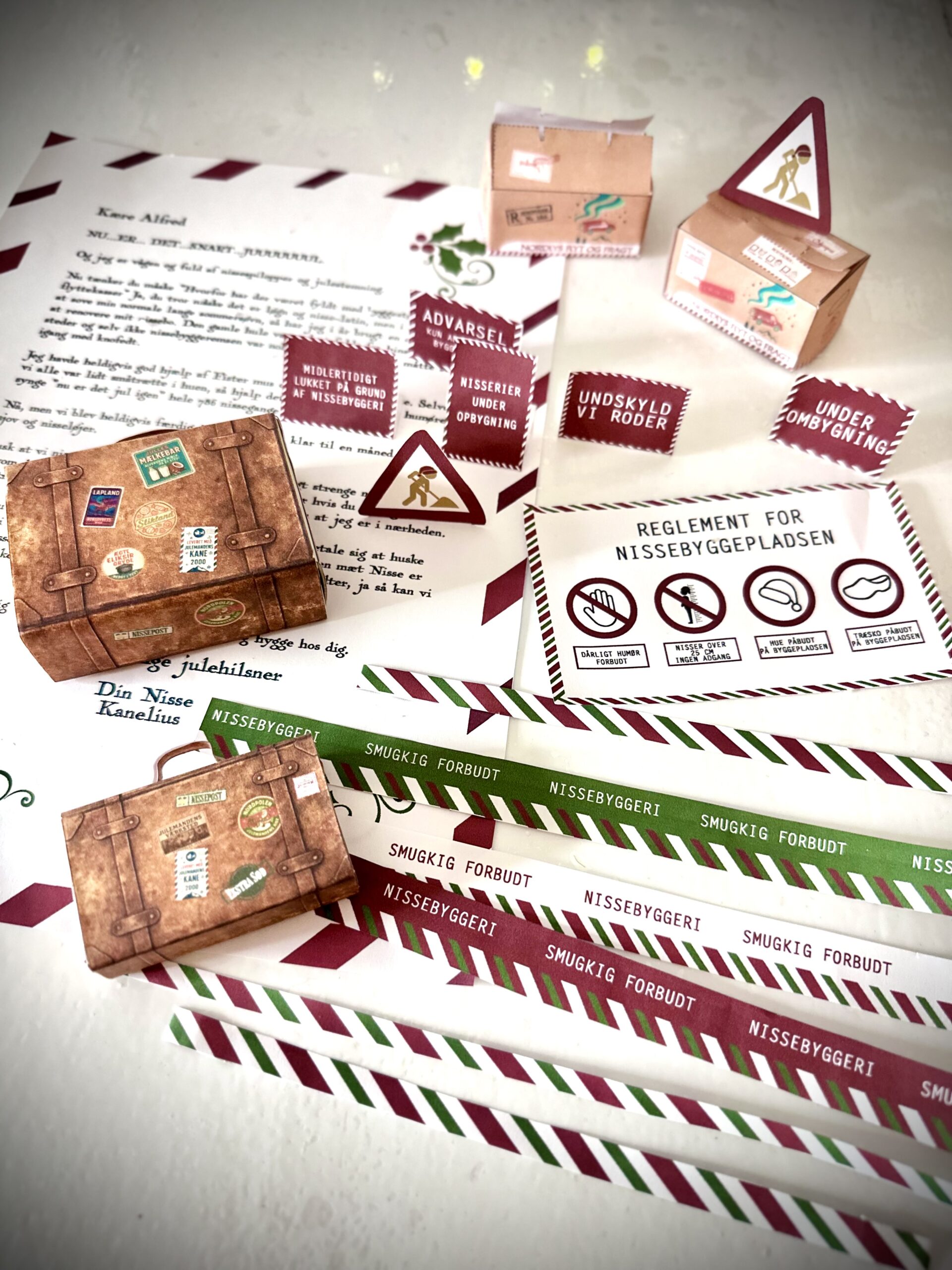 Bundle med Nissens byggeplads og nissekufferter – print selv rekvisitter til nissedør, nissedrilleri og julemagi.