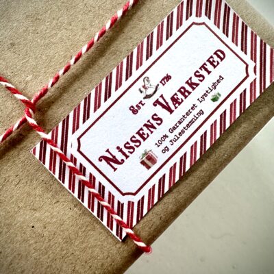 Nissens Værksted klistermærker til kalendergaver – bevis på nissens eksistens og magiske julepakker.