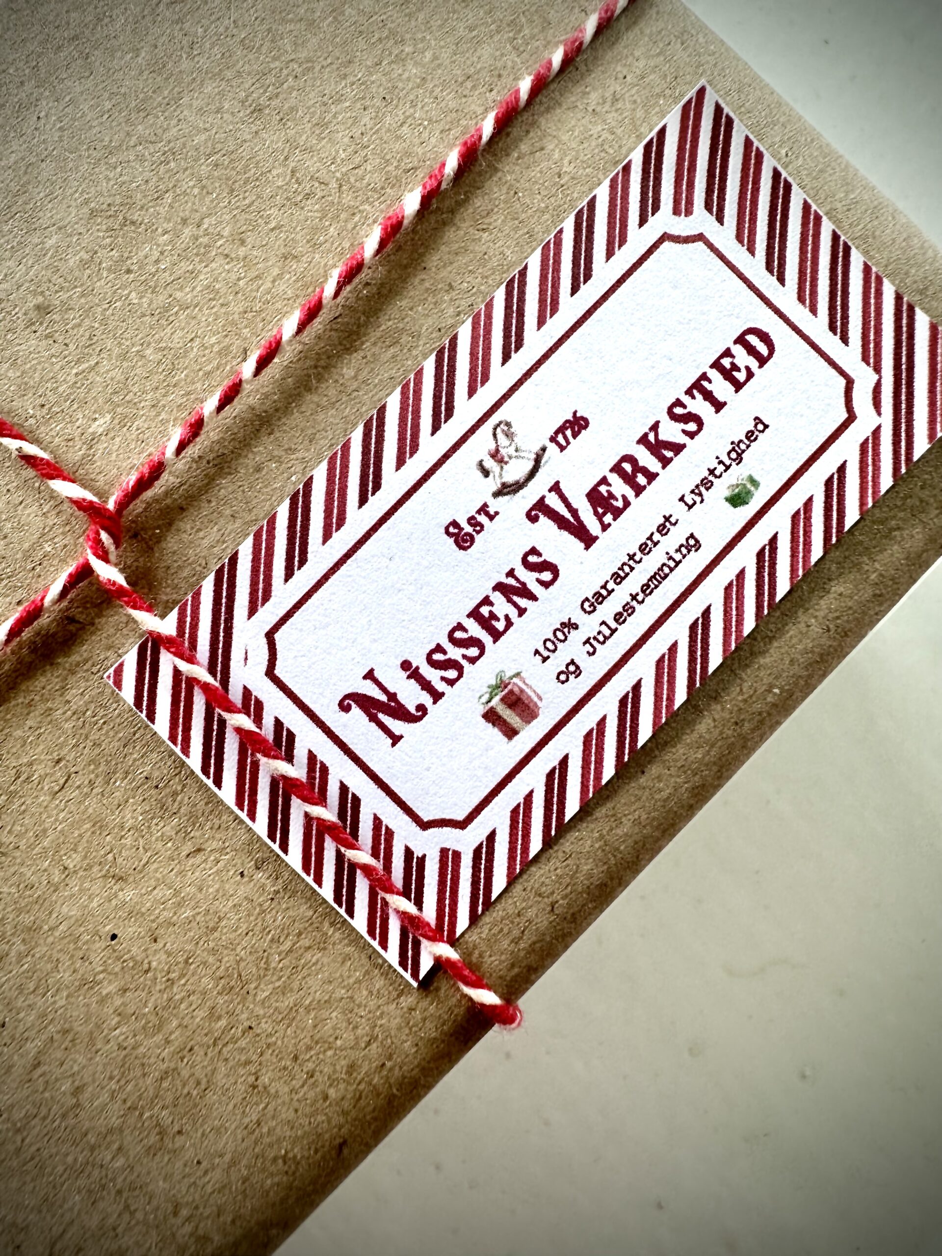 Nissens Værksted klistermærker til kalendergaver – bevis på nissens eksistens og magiske julepakker.