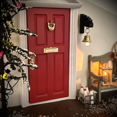 Nissens startpakke med nissedør, nissetilbehør, lanterne og print selv byggeplads – alt til første nisseoplevelse.