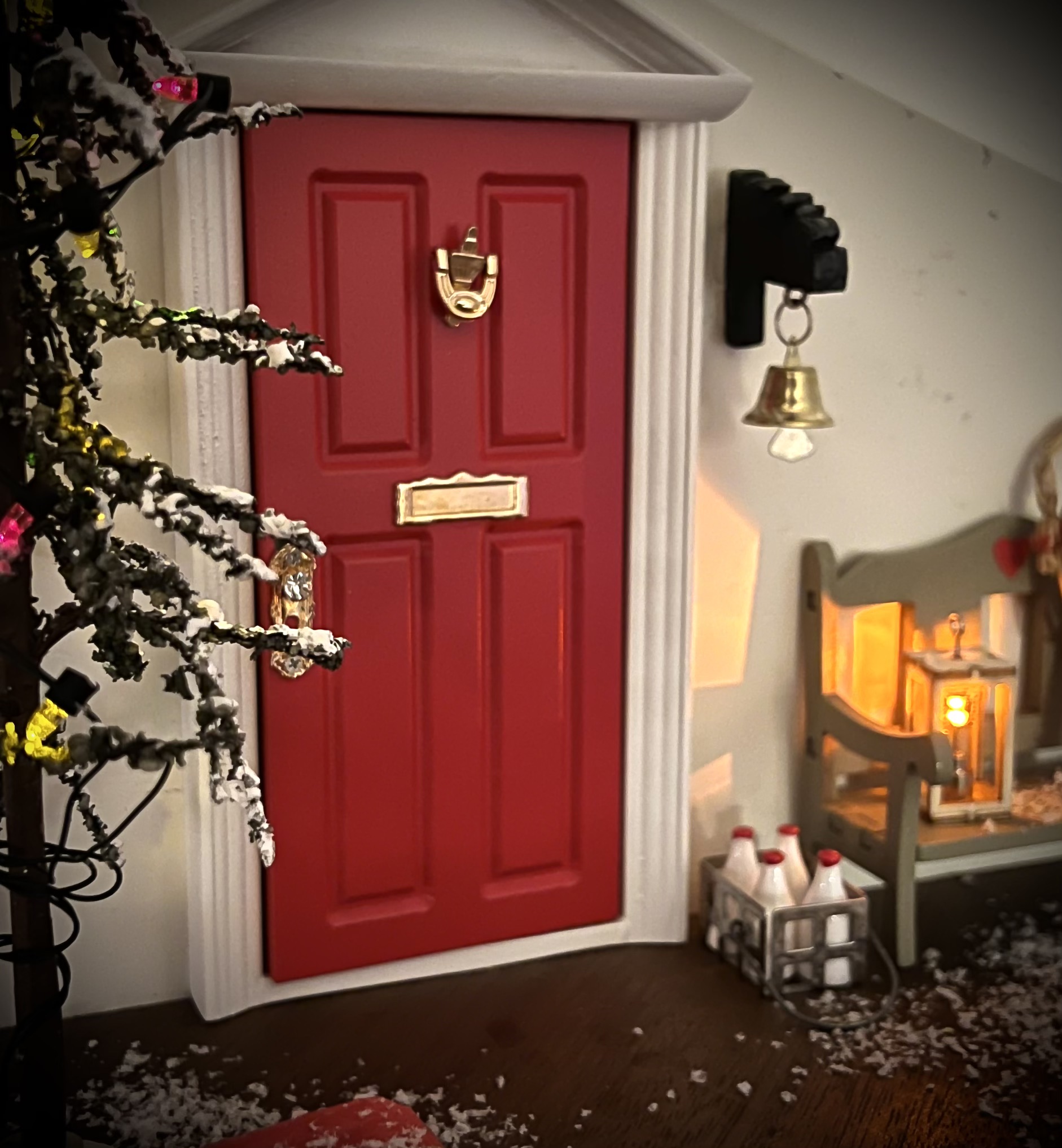 Nissens startpakke med nissedør, nissetilbehør, lanterne og print selv byggeplads – alt til første nisseoplevelse.