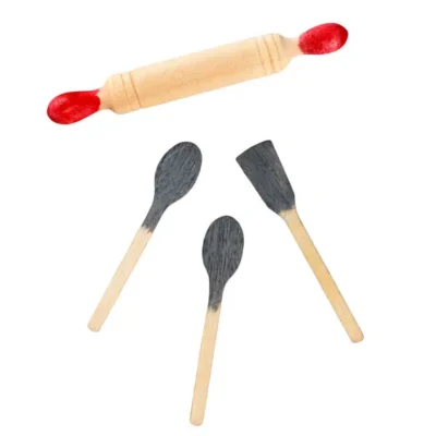 Miniature køkkenredskaber i træ til nissedør – 3,5 cm kagerulle og skeer, perfekt til nissedrilleri og julemagiske detaljer.