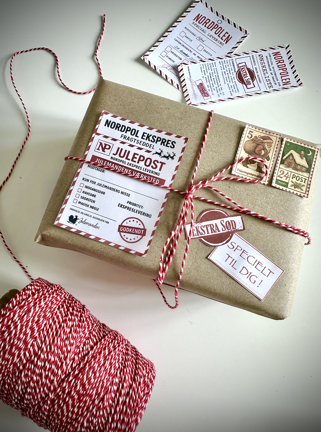 Detalje af print selv pakkemærkater fra Nordpolen med juleklistermærker til gaver._13