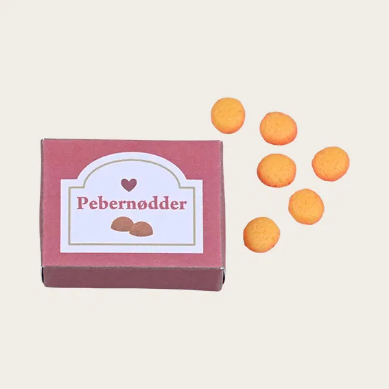 Miniature æske med 10 pebernødder til nissedør – 2,5 cm æske i papir, perfekt til nissedrilleri og julemagi.