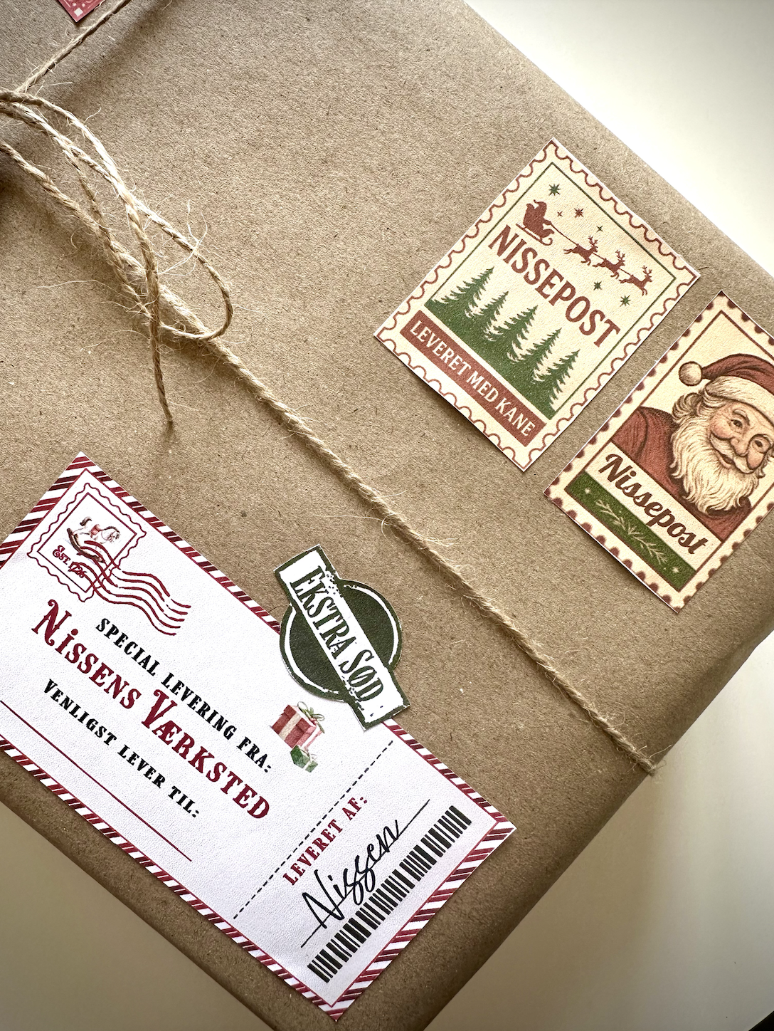 Detalje af print selv pakkemærkater fra Nordpolen med juleklistermærker til gaver._12