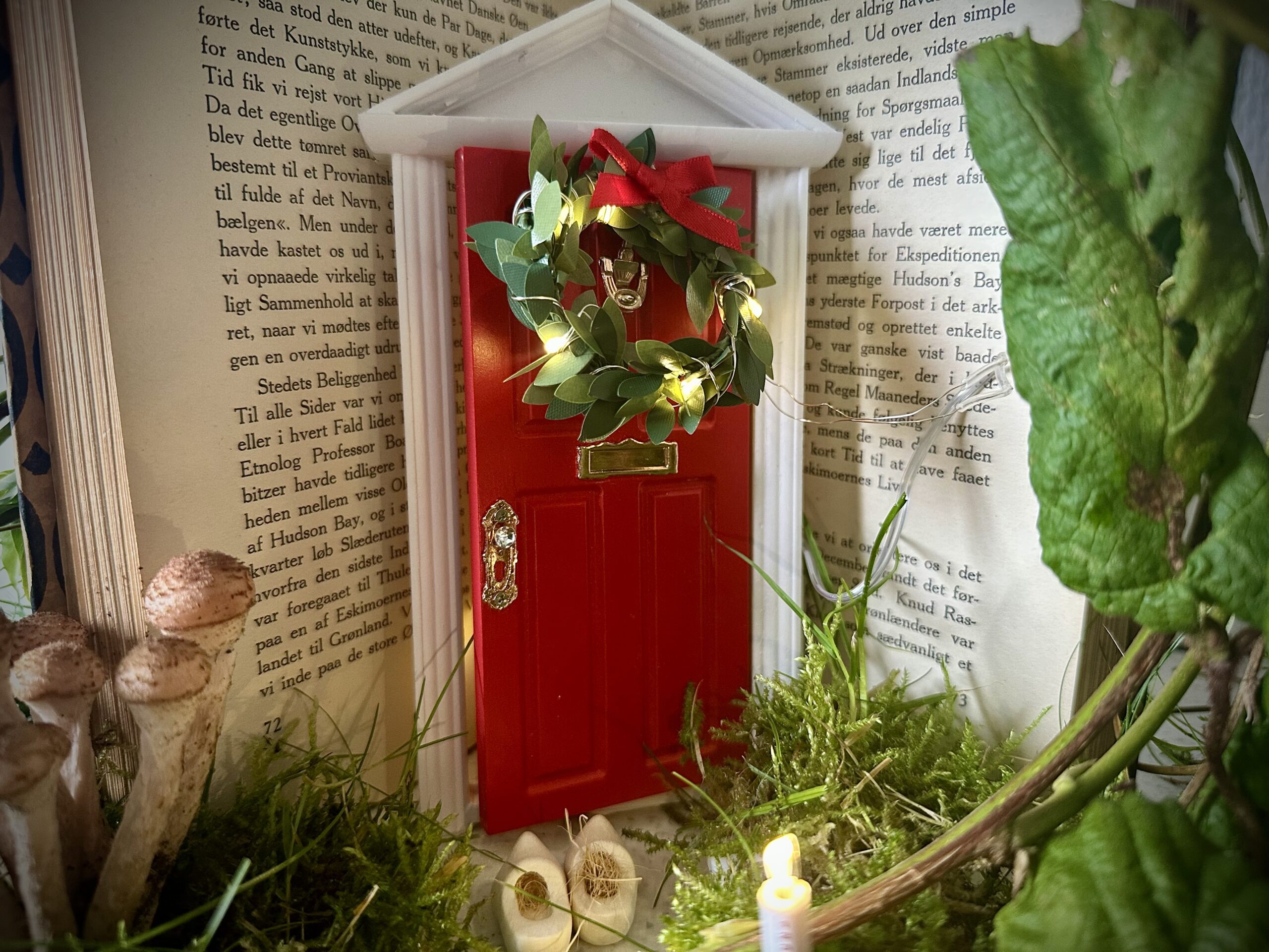 Hyggelig Rød nissedør m. dørhammer og brevsprække