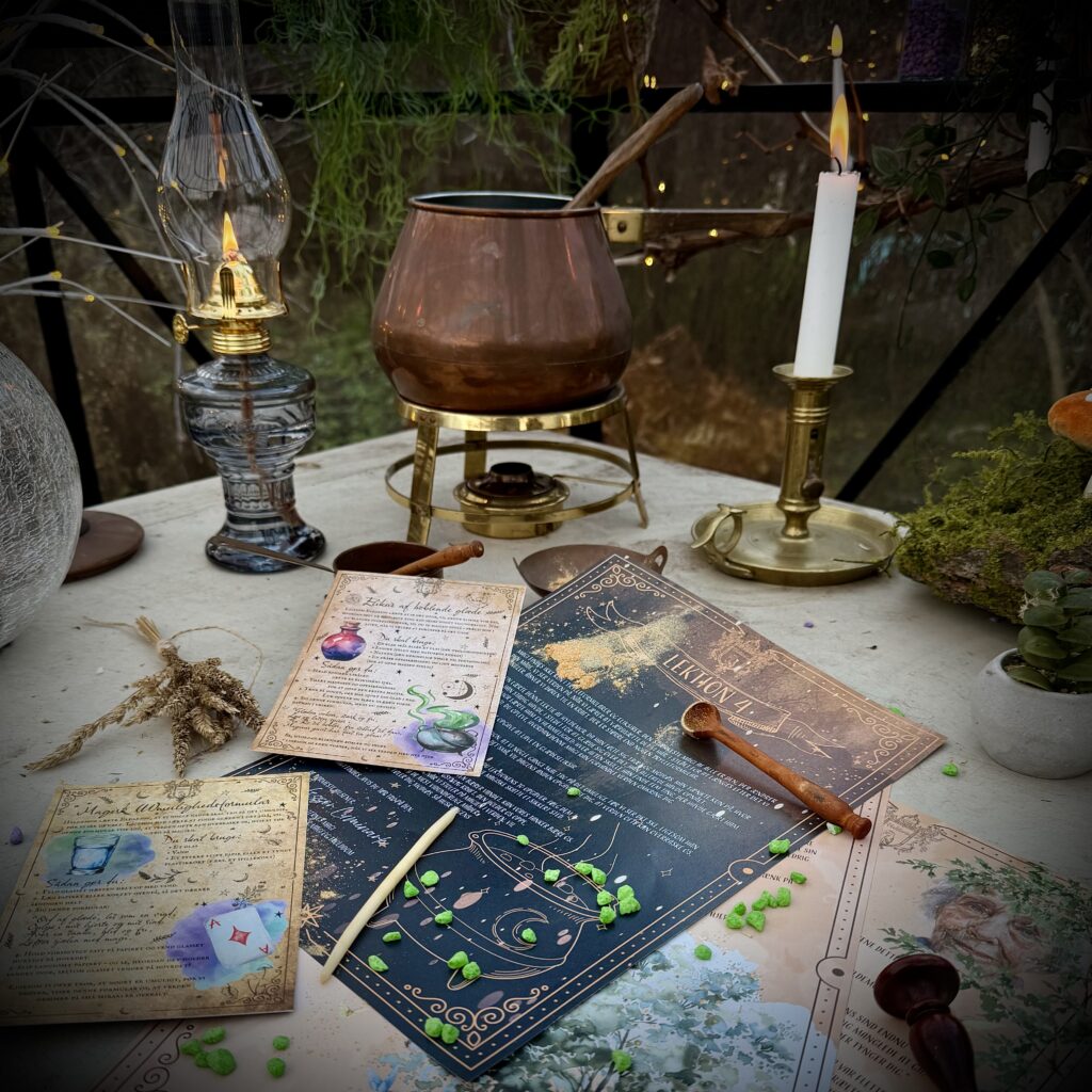 Magisk brev og lektion fra Troldmandsskolen Valdorin Akademi med lys, bøger og rekvisitter på et bord i stemningsfuldt miljø