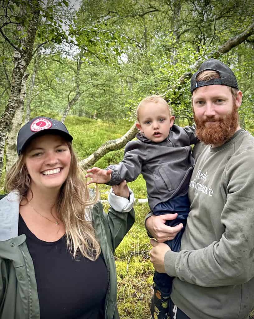 Natasja fra A Dash of Magic sammen med sin mand og lille søn i skoven