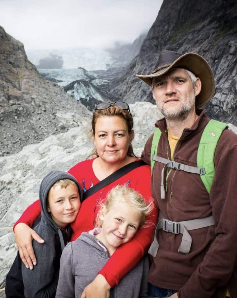 Tina Andersen sammen med sin mand og børn udenfor i naturlige omgivelser