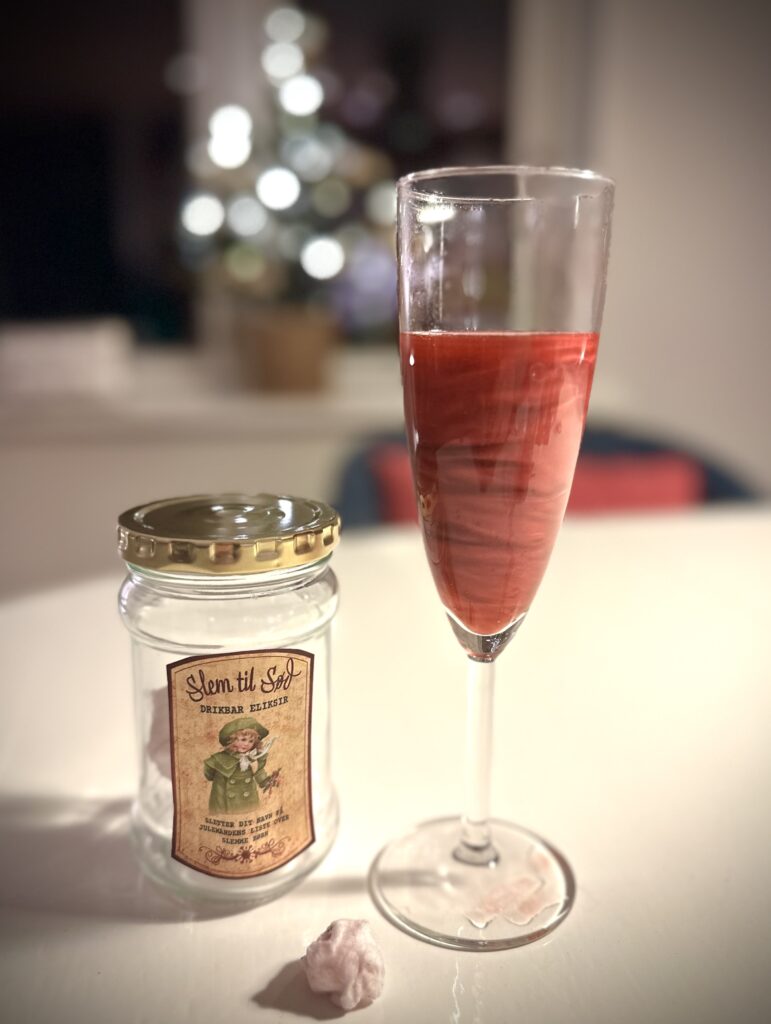 Magisk nisseeliksir i glas som kreativt og magisk nissedrilleri