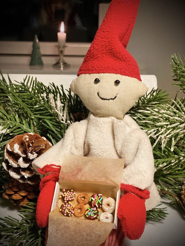 Nisse der har lavet små donuts af Cheerios som sjovt nissedrilleri til børn i december