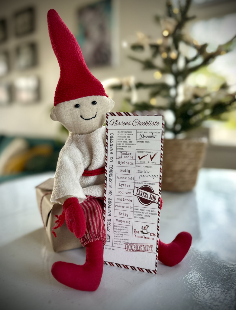 Nissens tjekliste med personlig tilbagemelding fra Nissen og nisse, der viser tjeklisten frem.